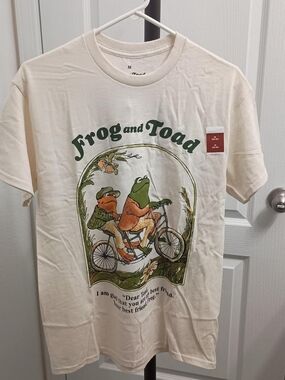 NWT Mens MEDIUM Frog And Toad T Shirt Cream Short Sleeve Nature Best Friends